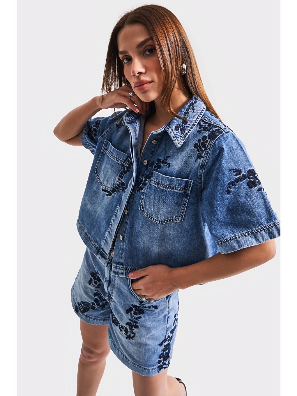 Mavi Kadın Jean Rengi 4S5-27 Çiçek Nakışlı Oversize Yarım Kol %100 Pamuk Tasarım Denim Gömlek-2