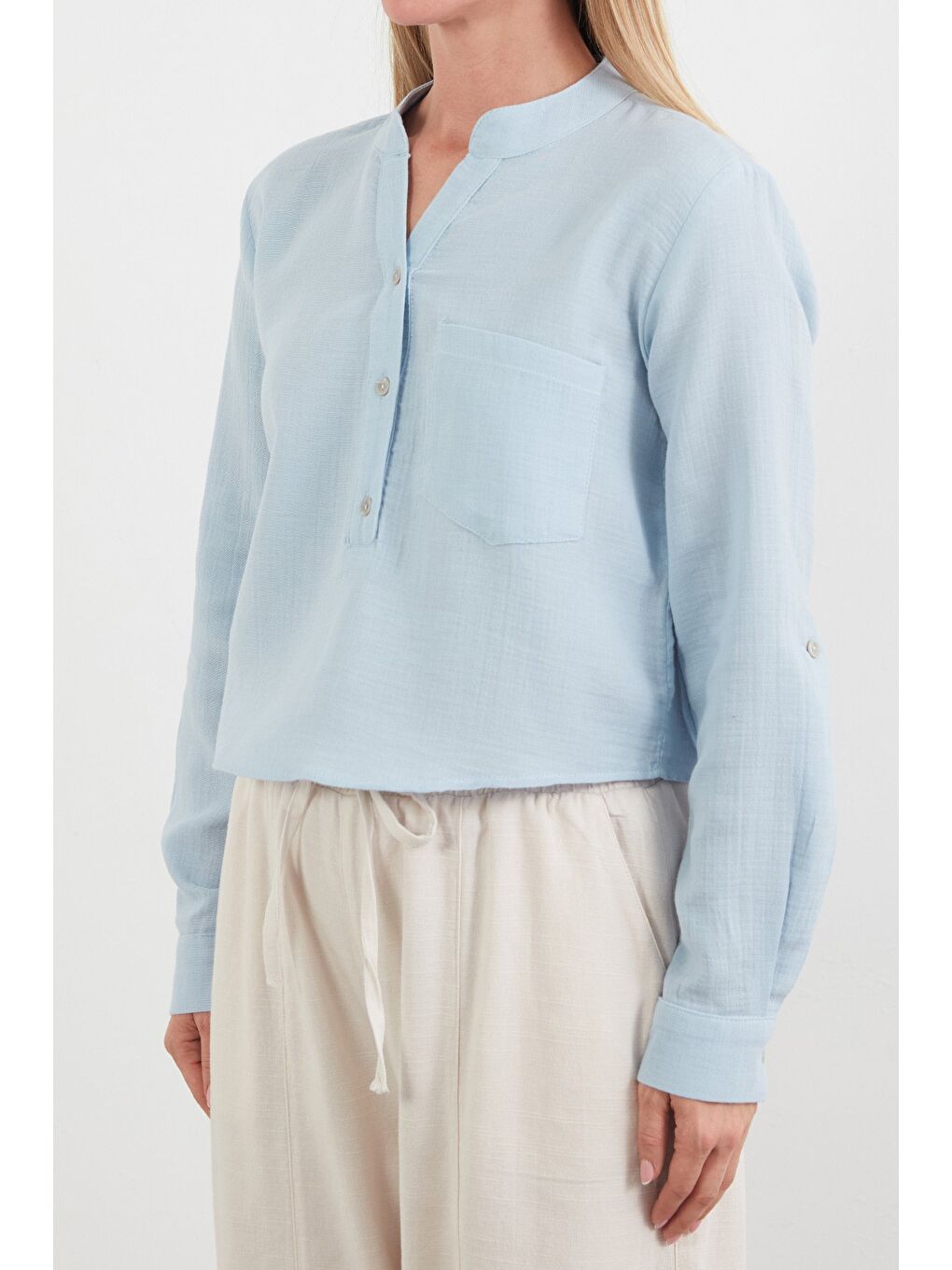 Mavi Müslin Kumaş Tek Cepli Yakası Düğmeli Gömlek-4