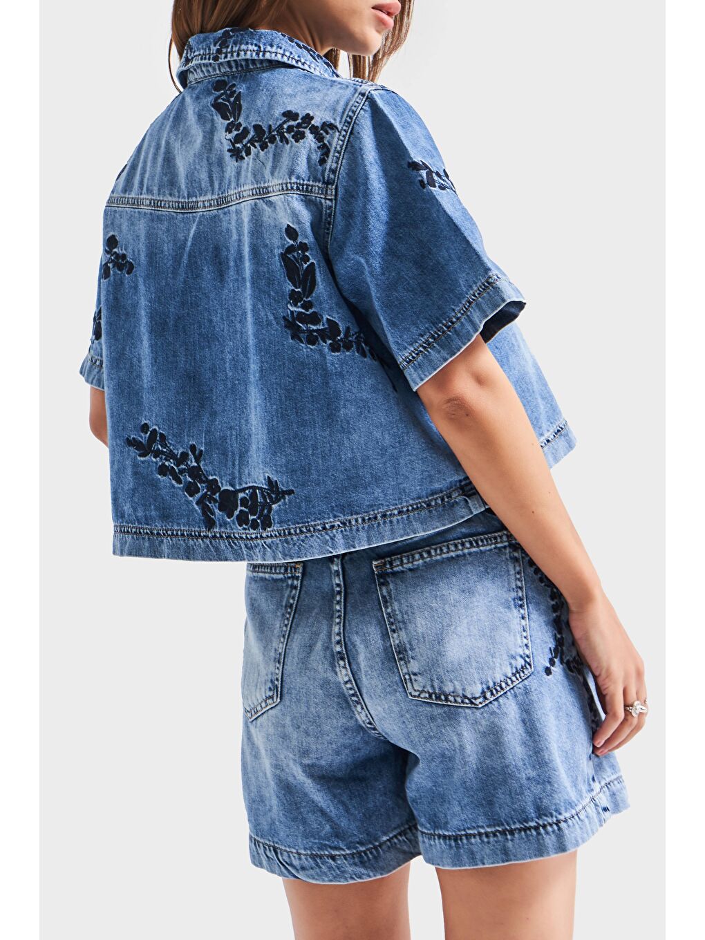 Mavi Kadın Jean Rengi 4S5-27 Çiçek Nakışlı Oversize Yarım Kol %100 Pamuk Tasarım Denim Gömlek-3