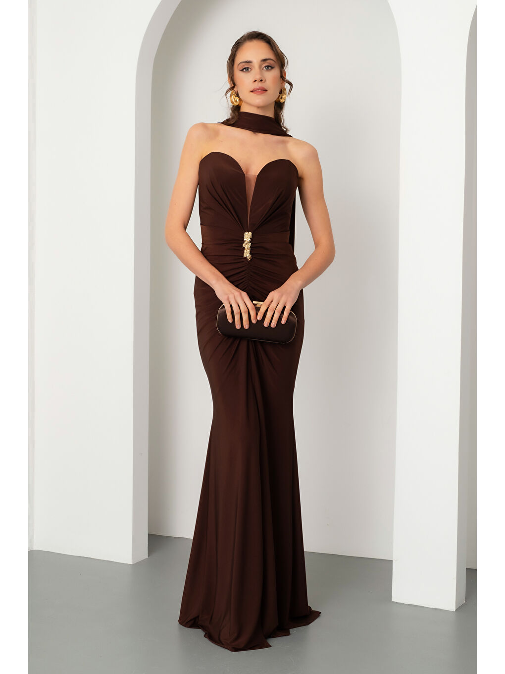 Kadın Kahverengi Straplez Yaka Şal Detay Yırtmaçlı Uzun Abiye Elbise-1