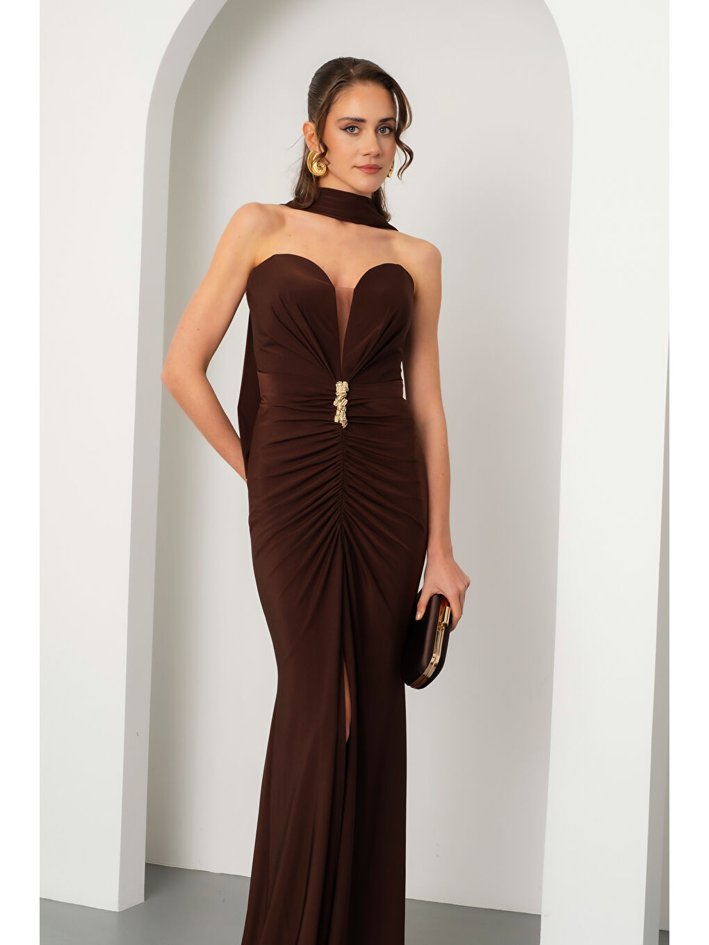 Kadın Kahverengi Straplez Yaka Şal Detay Yırtmaçlı Uzun Abiye Elbise-2