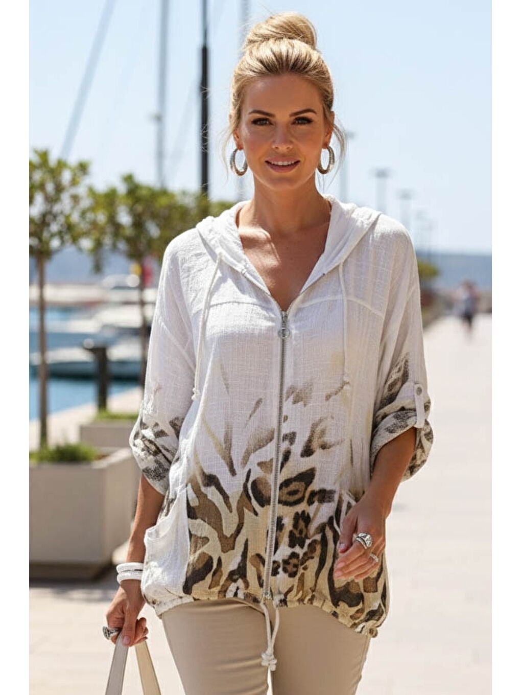 İtalyan Beyaz Düğmeli Uzun Kollu Cepli Kapüşonlu Fermuarlı Baskılı Regular Boy Dokuma Ceket 68 65