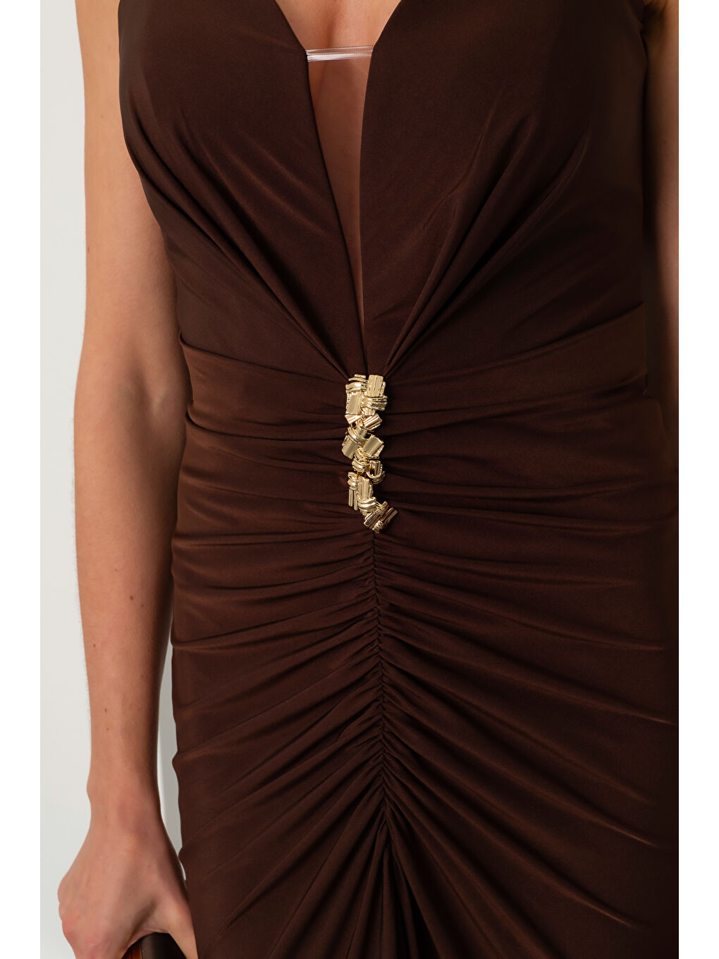 Kadın Kahverengi Straplez Yaka Şal Detay Yırtmaçlı Uzun Abiye Elbise-3