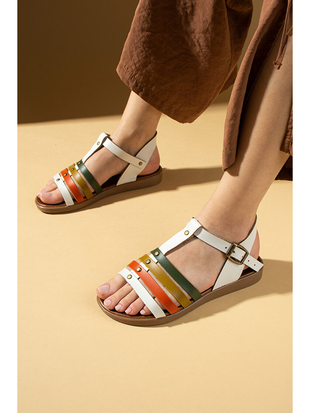 Beyaz İnce Bantlı Zımba Detaylı Tokalı Kadın Sandalet 51-201-25Garni