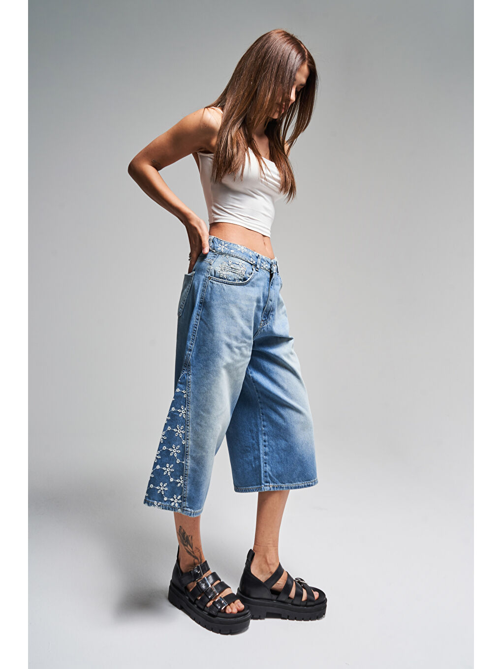 Kadın Mavi Jean Rengi 2S5 75 Çiçek Nakışlı Maxi Boy Tasarım Denim Şortolon-2