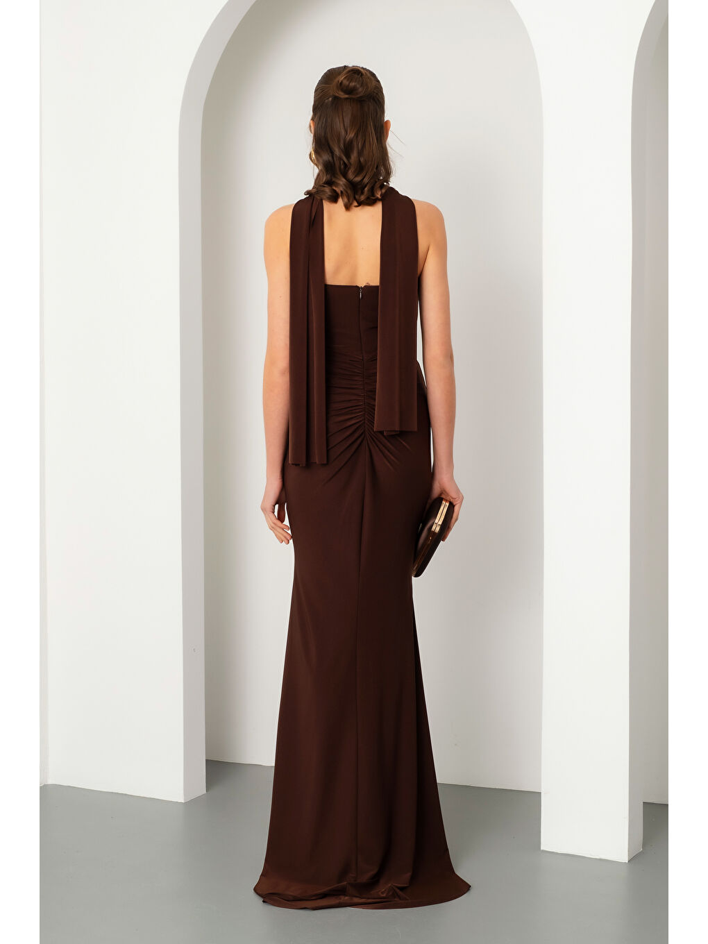 Kadın Kahverengi Straplez Yaka Şal Detay Yırtmaçlı Uzun Abiye Elbise-5
