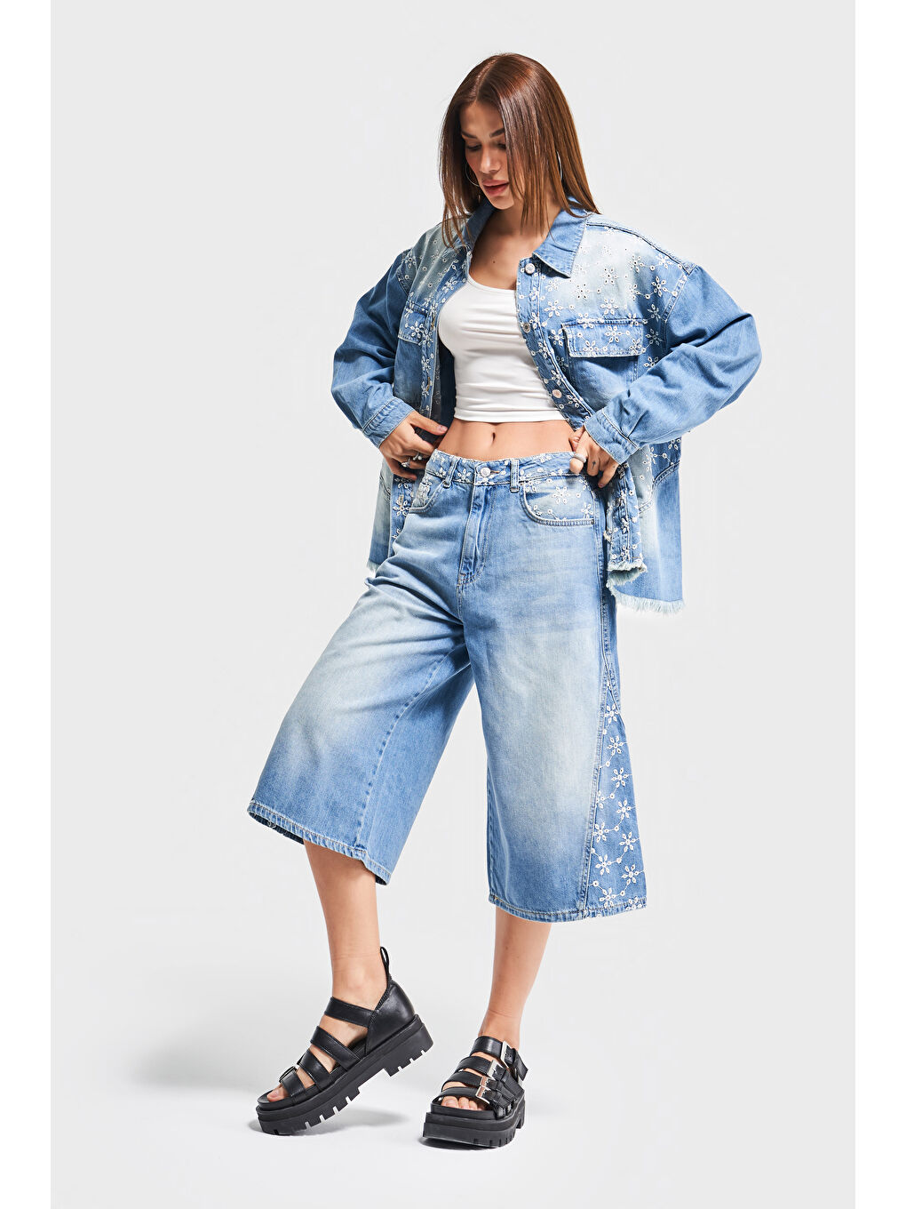 Kadın Mavi Jean Rengi 2S5 75 Çiçek Nakışlı Maxi Boy Tasarım Denim Şortolon-3