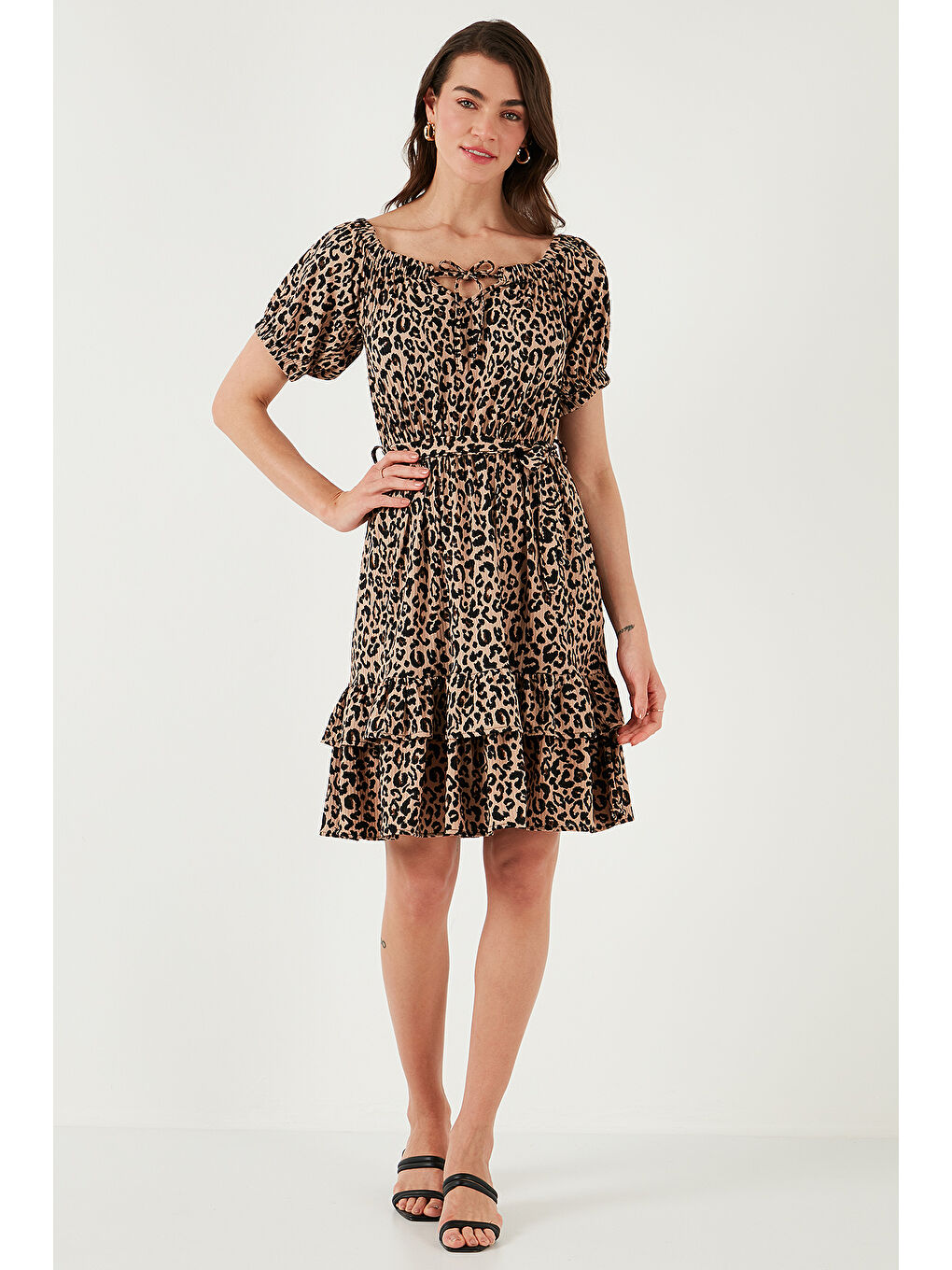 Kahverengi Carmen Yaka Bağlama Detaylı Volanlı Elbise 5869004-1