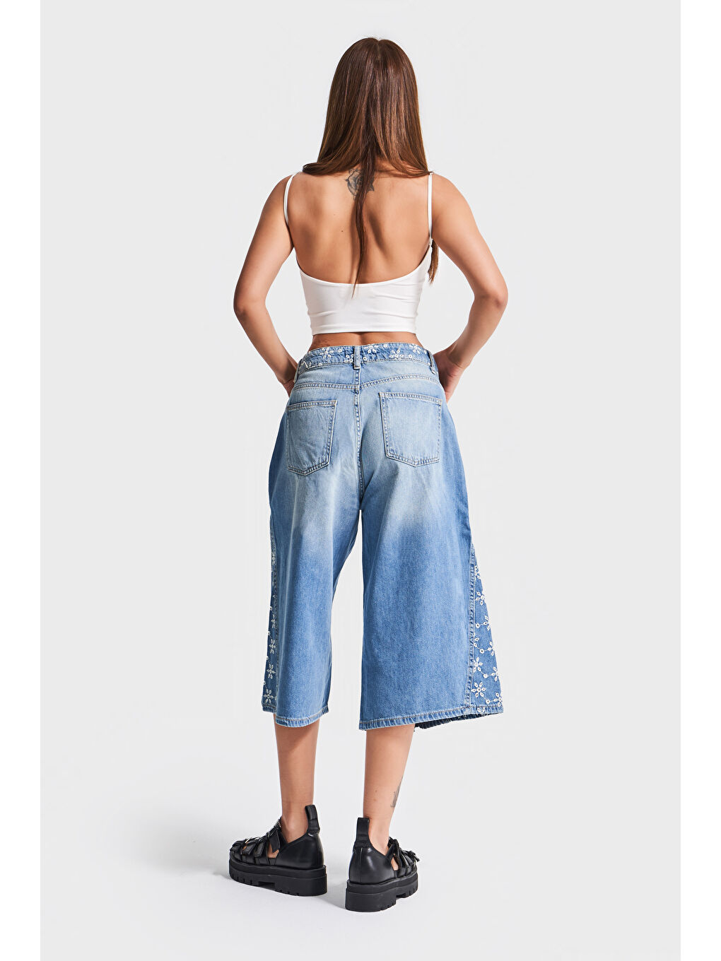 Kadın Mavi Jean Rengi 2S5 75 Çiçek Nakışlı Maxi Boy Tasarım Denim Şortolon-4