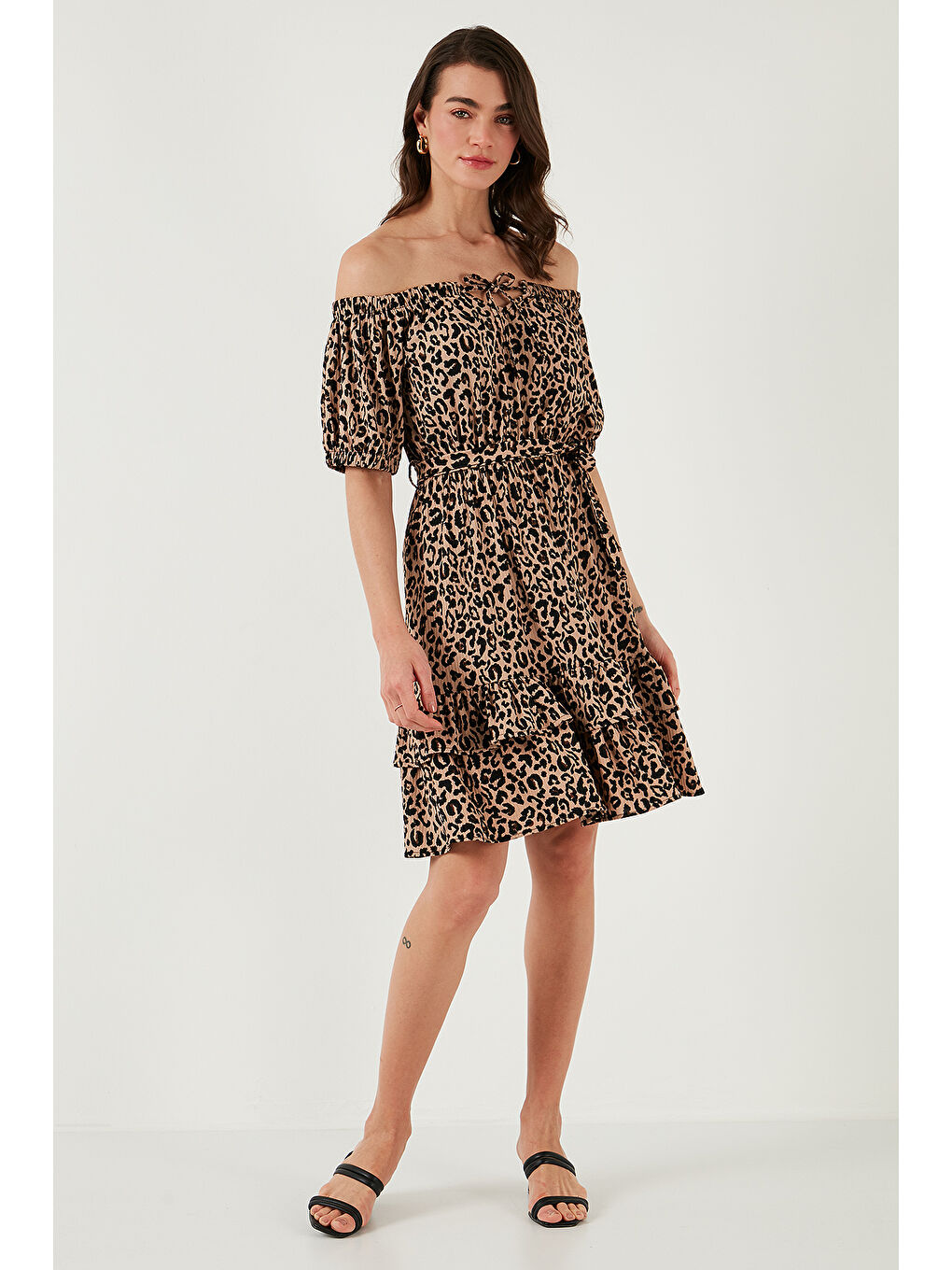 Kahverengi Carmen Yaka Bağlama Detaylı Volanlı Elbise 5869004-2