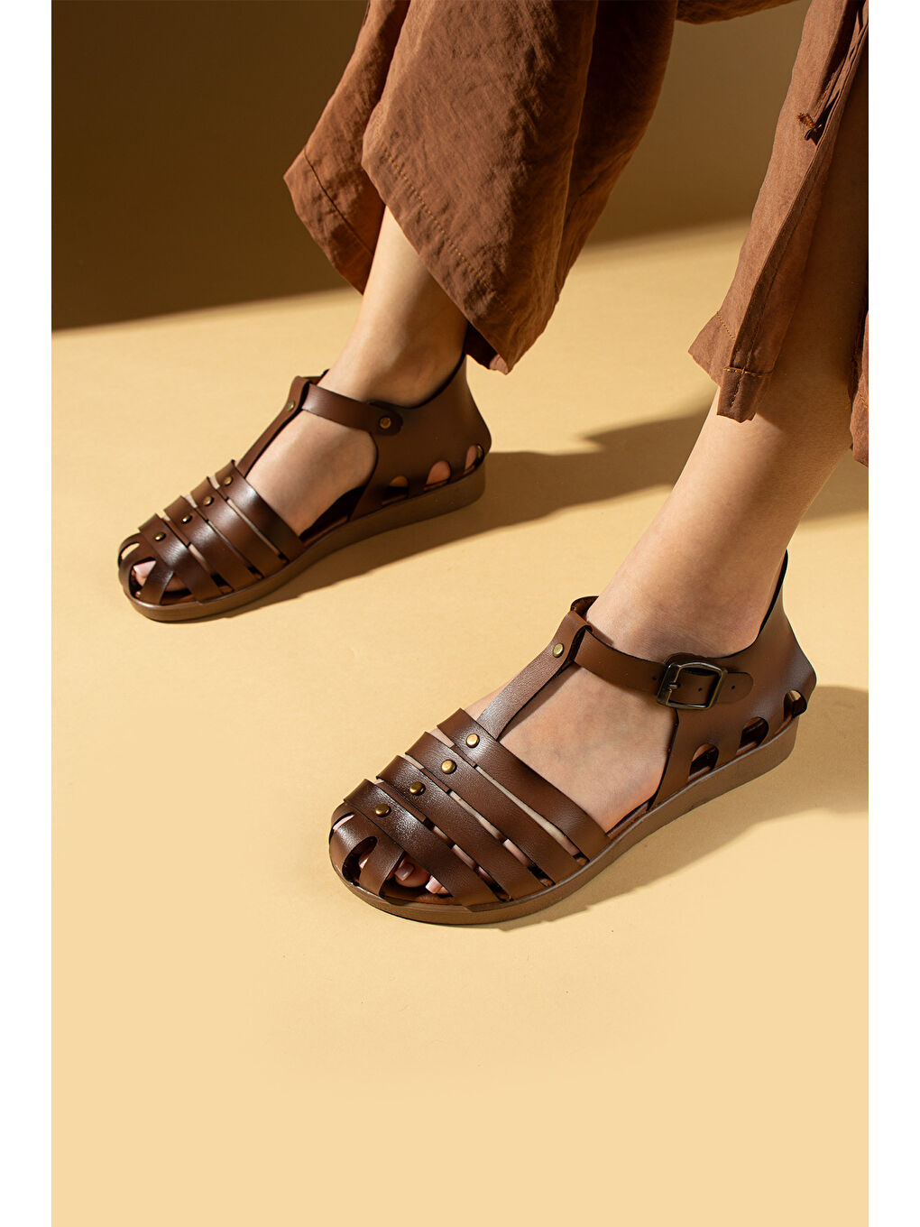 Kahverengi 4 Biyeli Tokalı Rahat Taban Kadın Sandalet 51-171-25