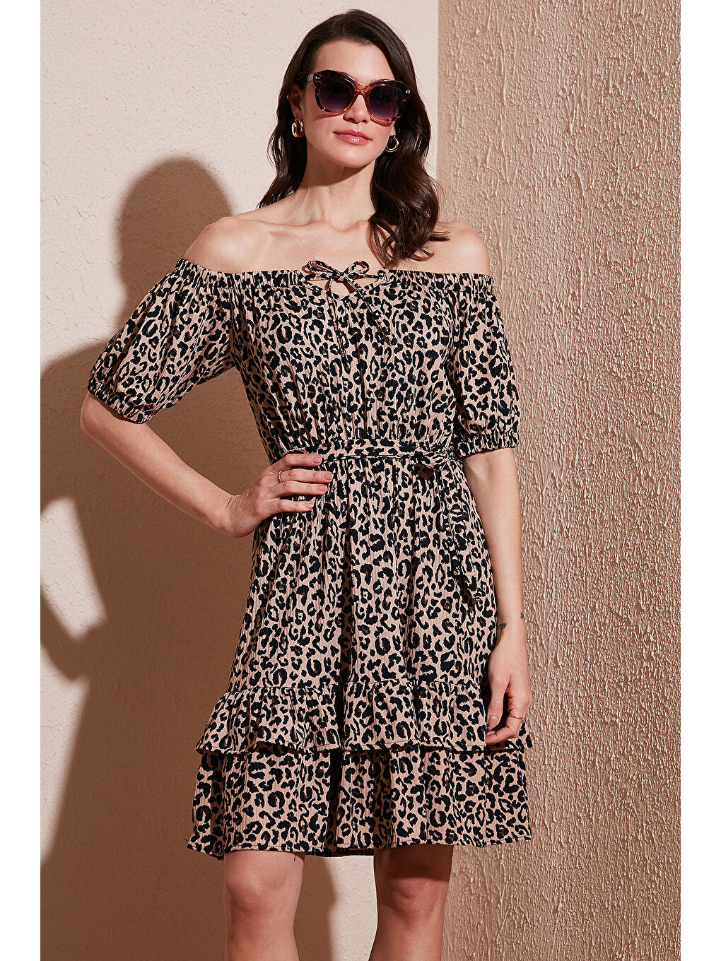 Kahverengi Carmen Yaka Bağlama Detaylı Volanlı Elbise 5869004-3