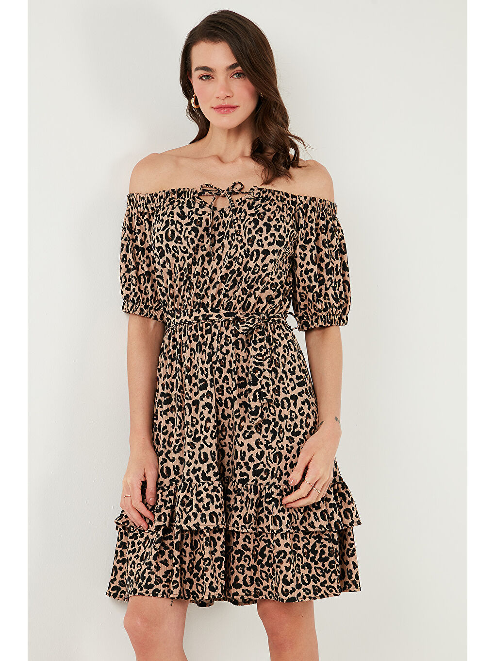 Kahverengi Carmen Yaka Bağlama Detaylı Volanlı Elbise 5869004-4