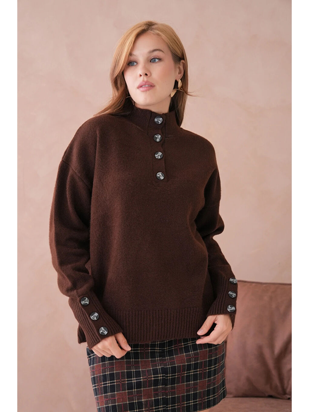 Kahverengi Kadın Dik Yaka Kolları Düğme Detaylı Yumuşak Dokulu Şardonlu Triko Kazak