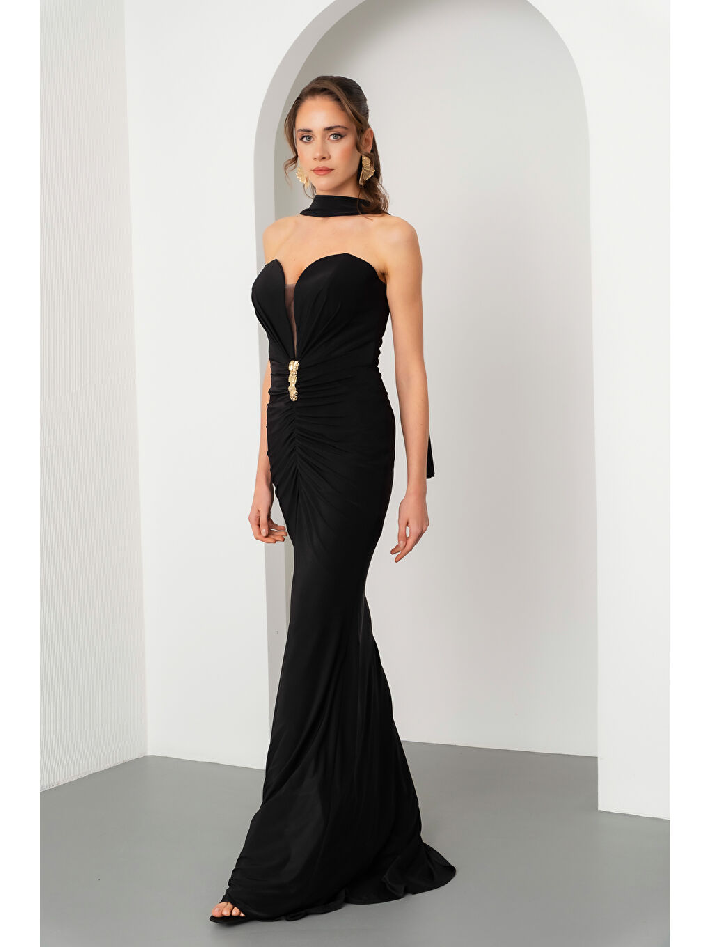 Kadın Siyah Straplez Yaka Şal Detay Yırtmaçlı Uzun Abiye Elbise-1