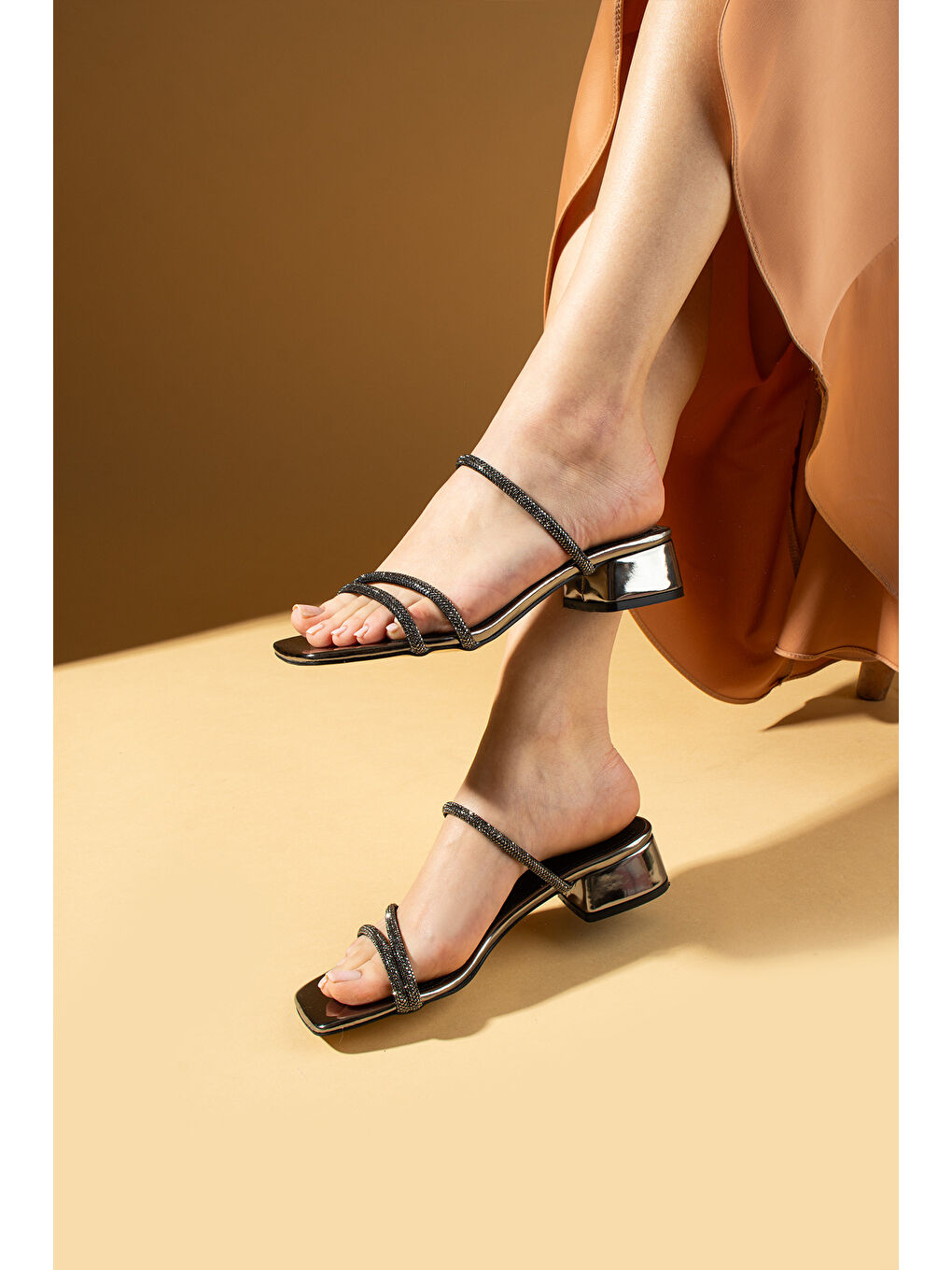 Gri Küt Burunlu Taşlı İnce Bantlı Kadın Terlik 009-31-25Taşlı-1