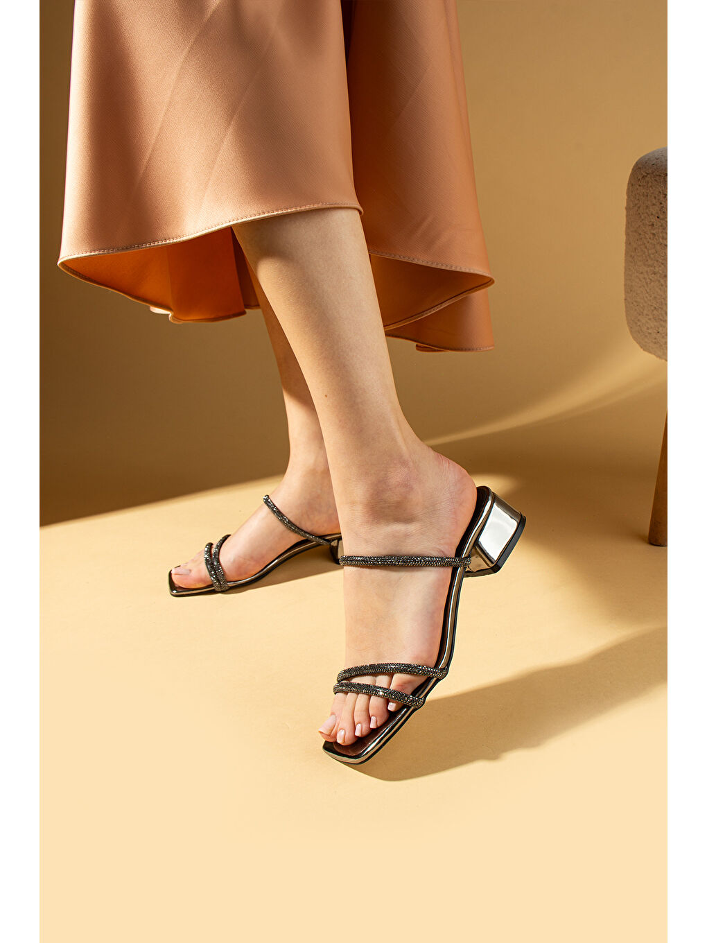 Gri Küt Burunlu Taşlı İnce Bantlı Kadın Terlik 009-31-25Taşlı-2