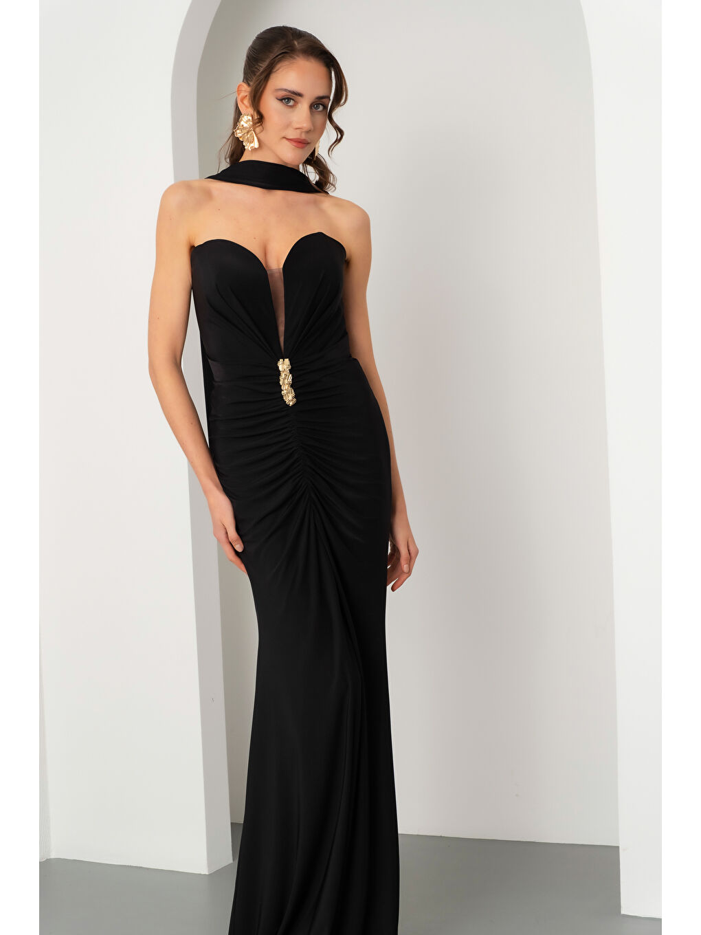 Kadın Siyah Straplez Yaka Şal Detay Yırtmaçlı Uzun Abiye Elbise-2