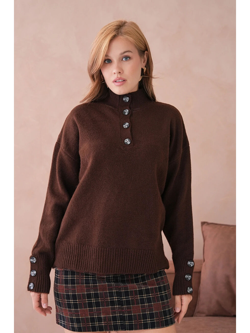 Kahverengi Kadın Dik Yaka Kolları Düğme Detaylı Yumuşak Dokulu Şardonlu Triko Kazak-2
