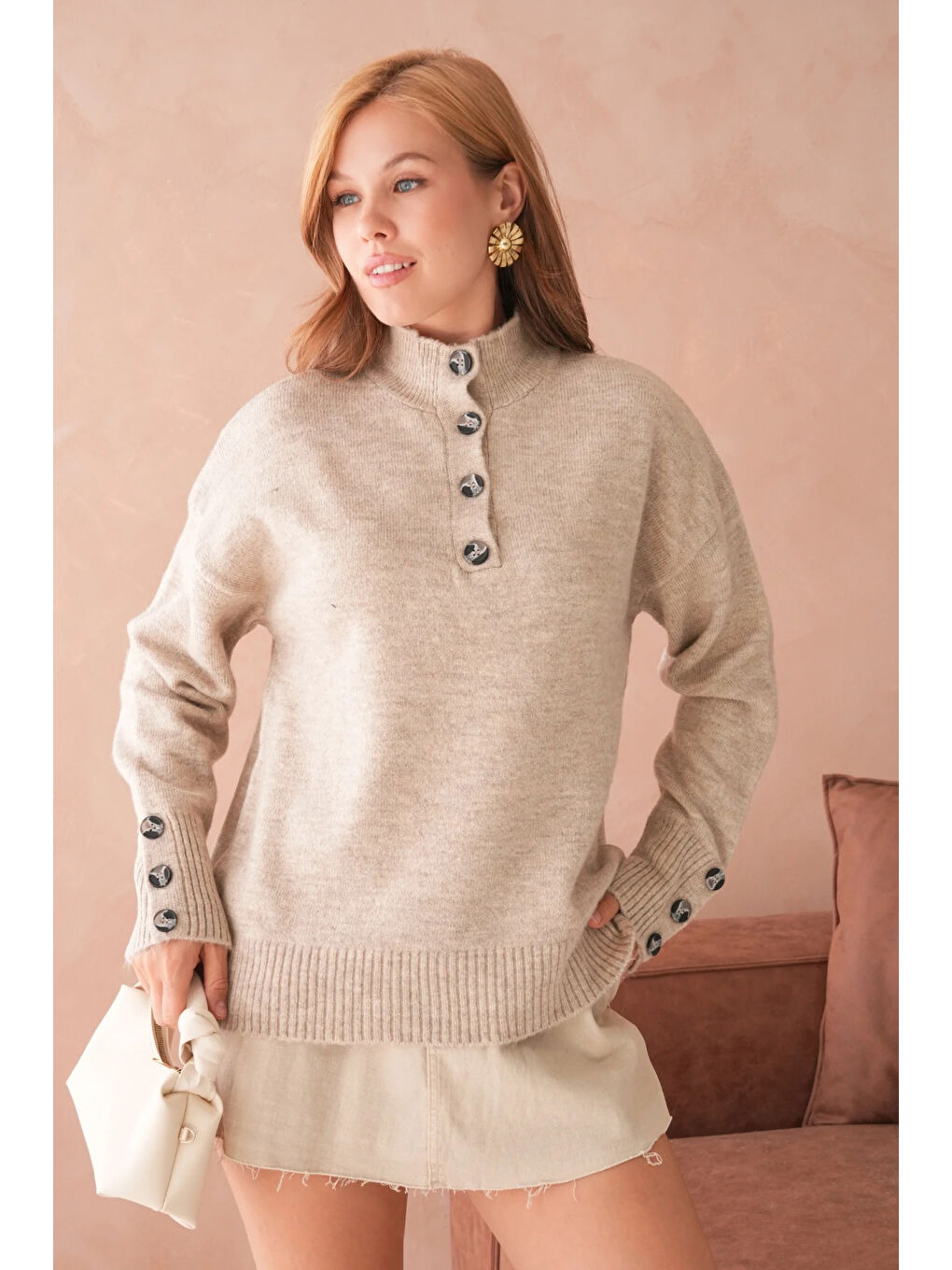 Bej Kadın Dik Yaka Kolları Düğme Detaylı Yumuşak Dokulu Şardonlu Triko Kazak-3
