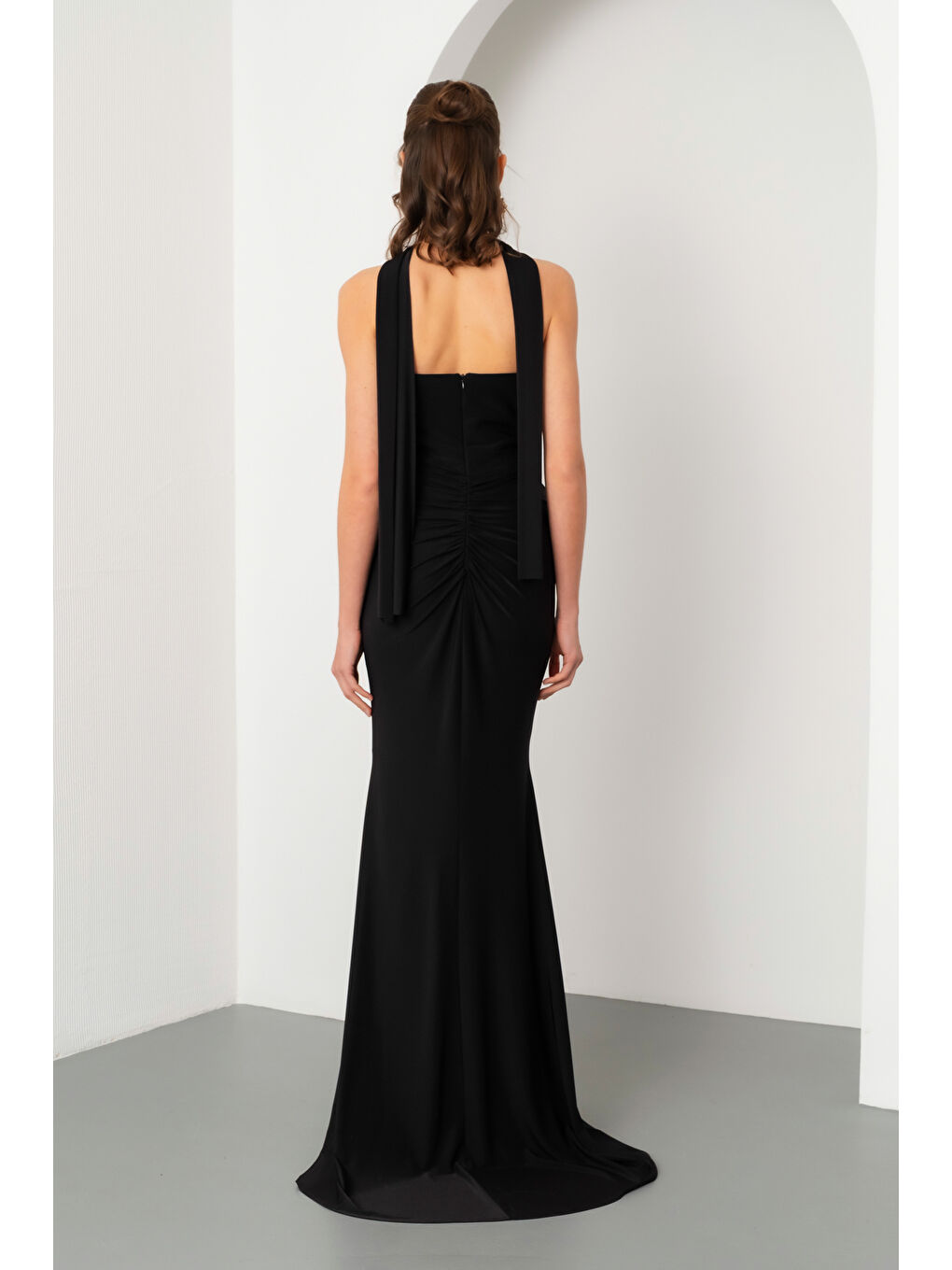 Kadın Siyah Straplez Yaka Şal Detay Yırtmaçlı Uzun Abiye Elbise-5