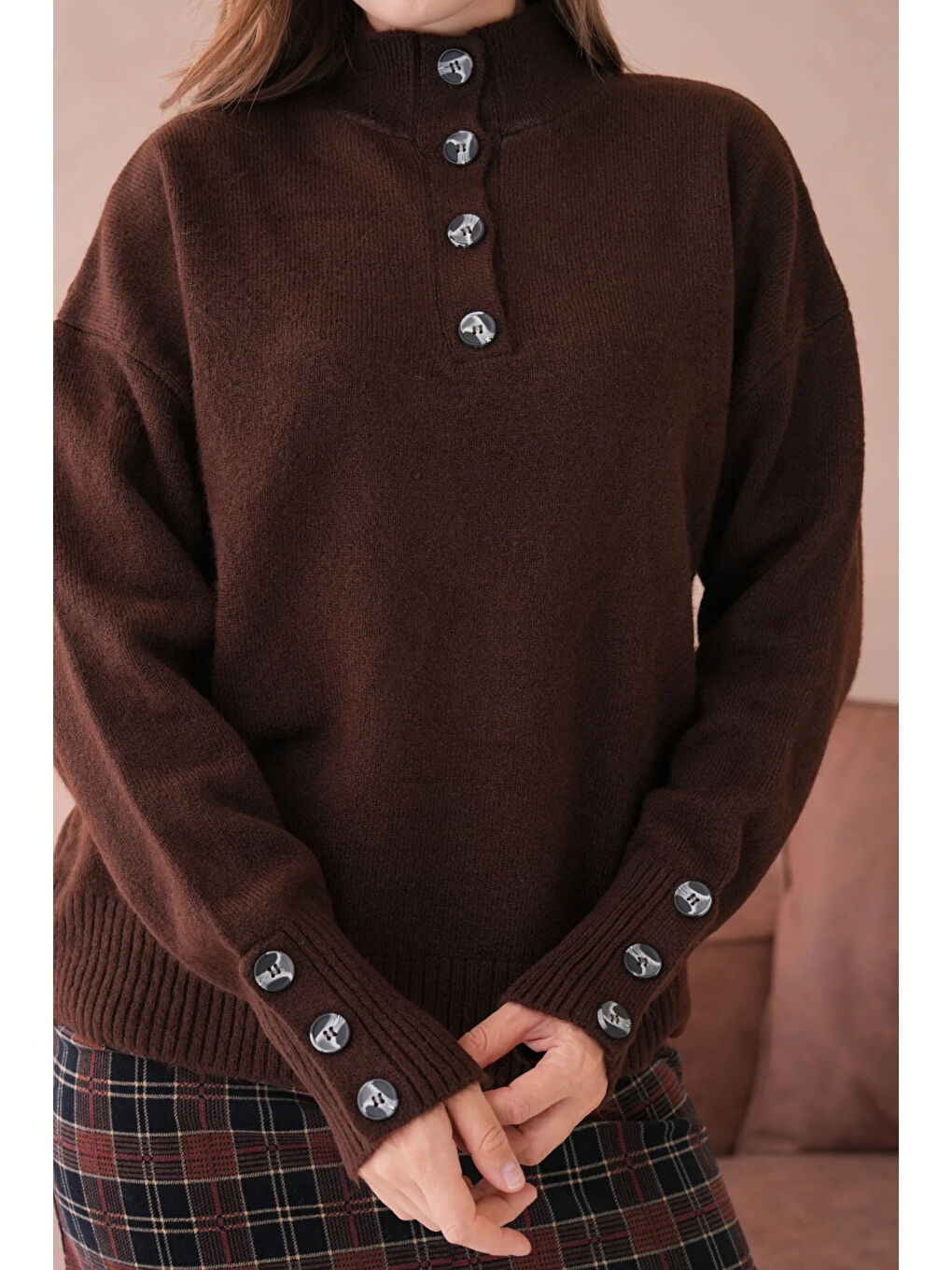 Kahverengi Kadın Dik Yaka Kolları Düğme Detaylı Yumuşak Dokulu Şardonlu Triko Kazak-3