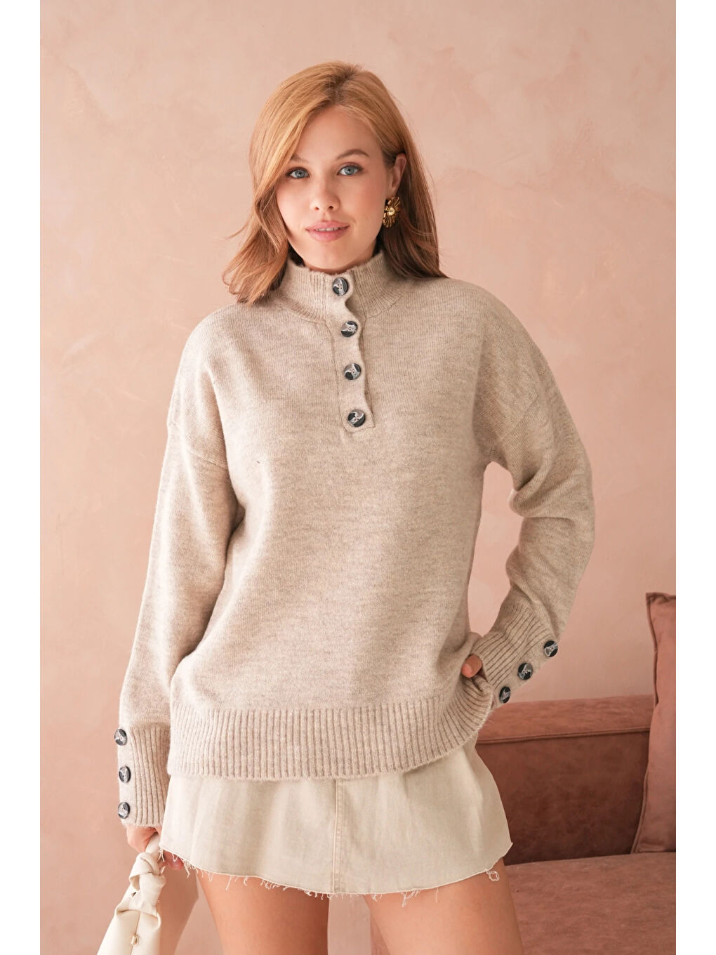 Bej Kadın Dik Yaka Kolları Düğme Detaylı Yumuşak Dokulu Şardonlu Triko Kazak-4