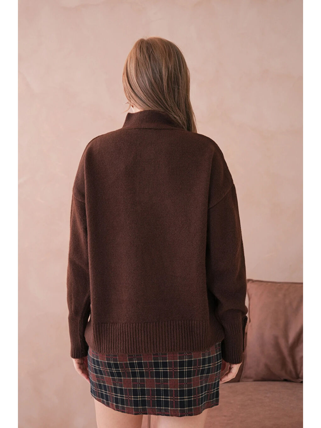 Kahverengi Kadın Dik Yaka Kolları Düğme Detaylı Yumuşak Dokulu Şardonlu Triko Kazak-4