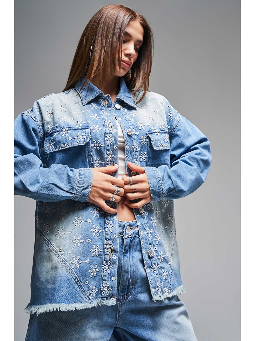 Kadın Mavi Jean Rengi 2S5-75 Çiçek Nakışlı Oversize %100 Pamuk Tasarım Denim Gömlek