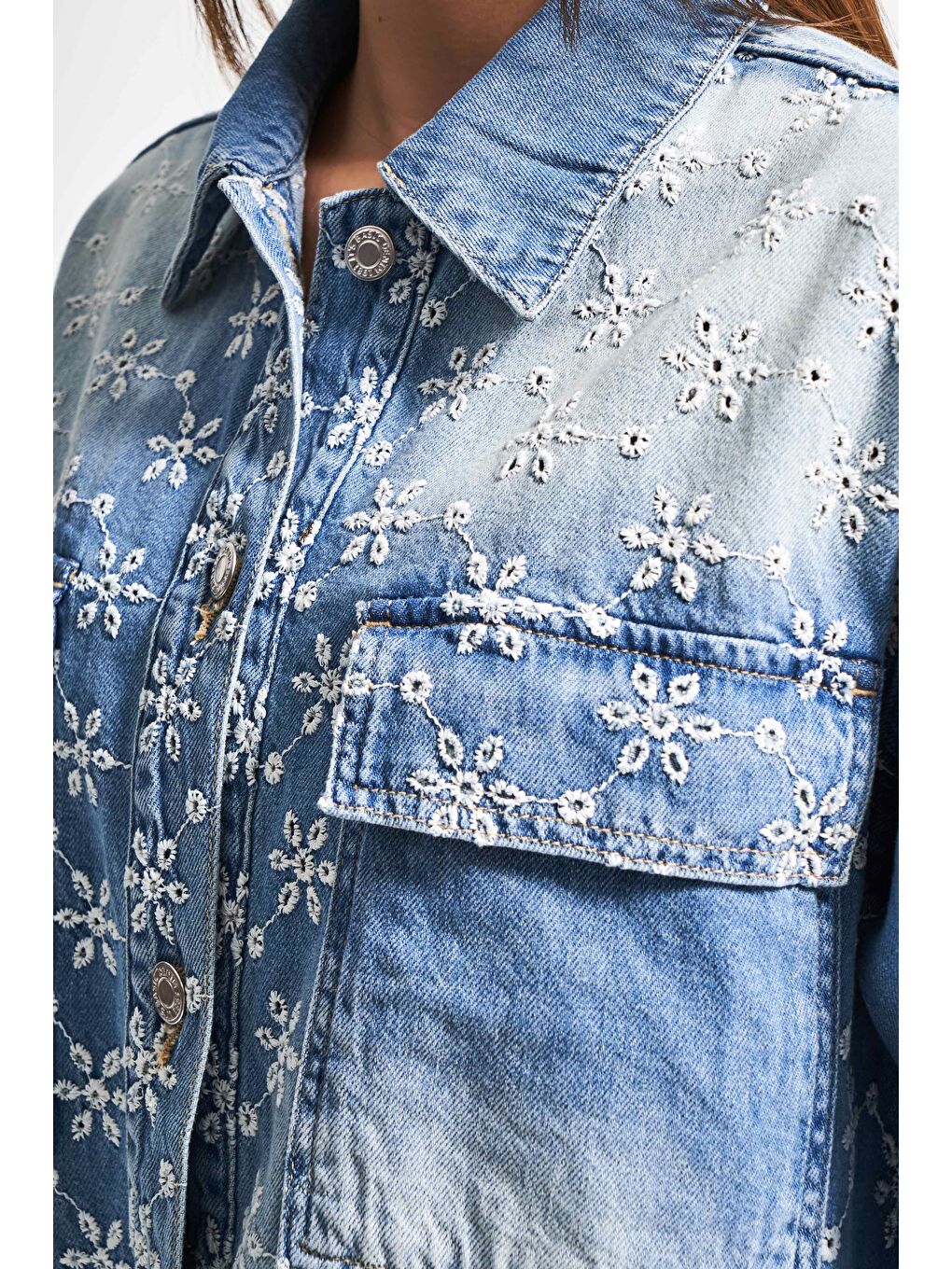 Kadın Mavi Jean Rengi 2S5-75 Çiçek Nakışlı Oversize %100 Pamuk Tasarım Denim Gömlek-2