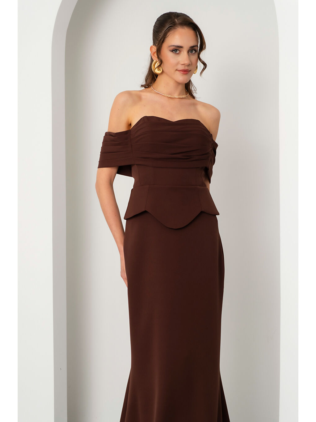 Kadın Kahverengi Kayık Yaka Peplum Detay Uzun Balık Abiye-2