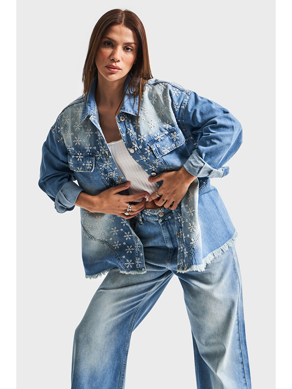 Kadın Mavi Jean Rengi 2S5-75 Çiçek Nakışlı Oversize %100 Pamuk Tasarım Denim Gömlek-3