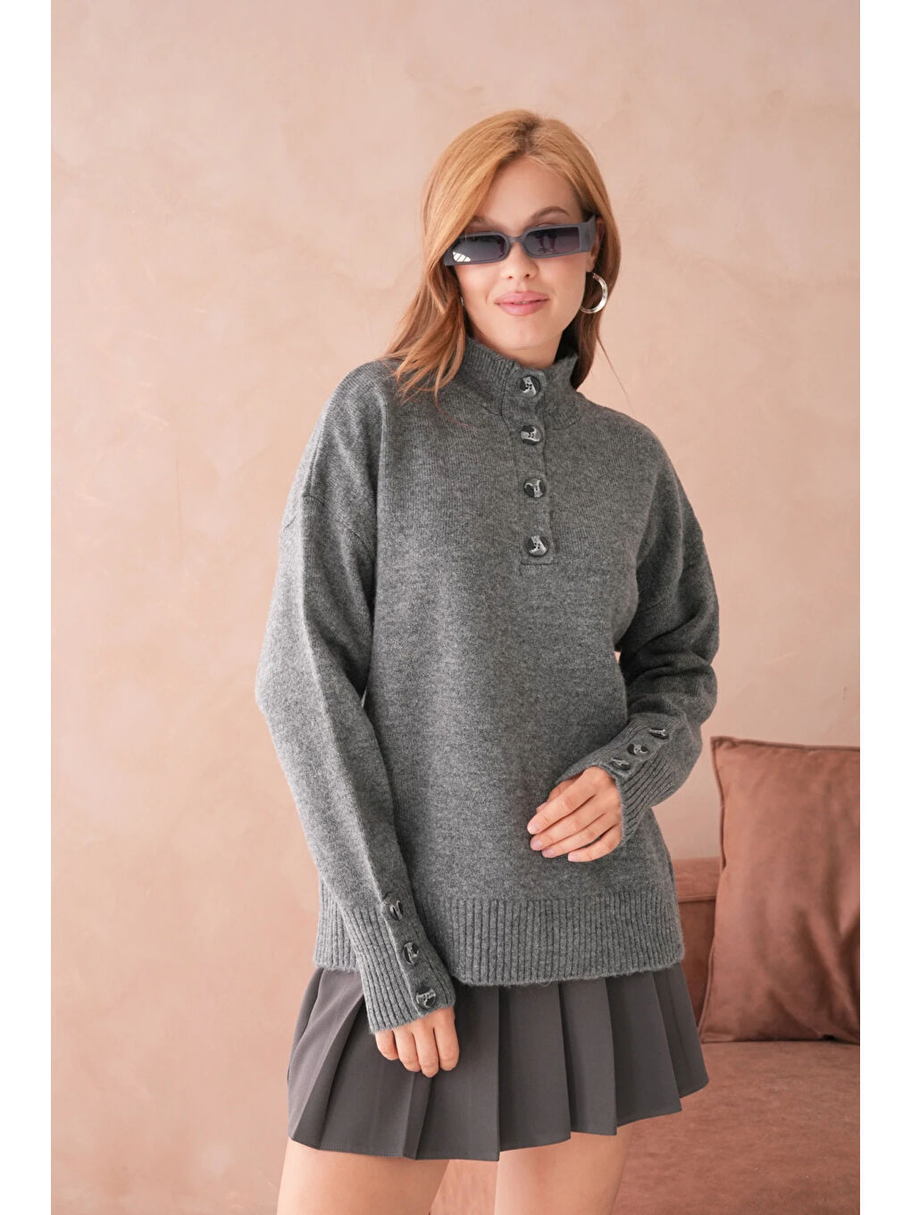 Antrasit Kadın Dik Yaka Kolları Düğme Detaylı Yumuşak Dokulu Şardonlu Triko Kazak-1