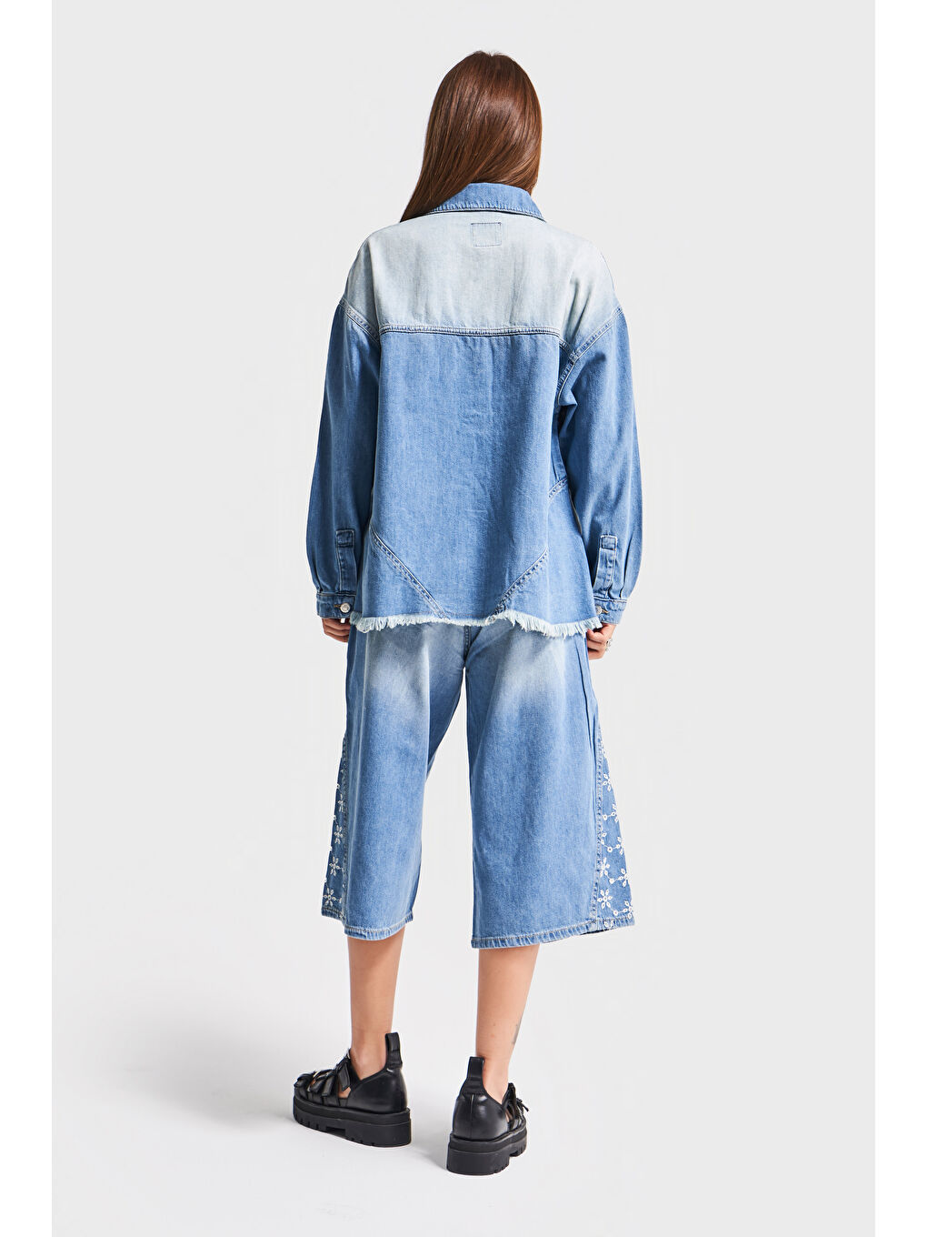 Kadın Mavi Jean Rengi 2S5-75 Çiçek Nakışlı Oversize %100 Pamuk Tasarım Denim Gömlek-4