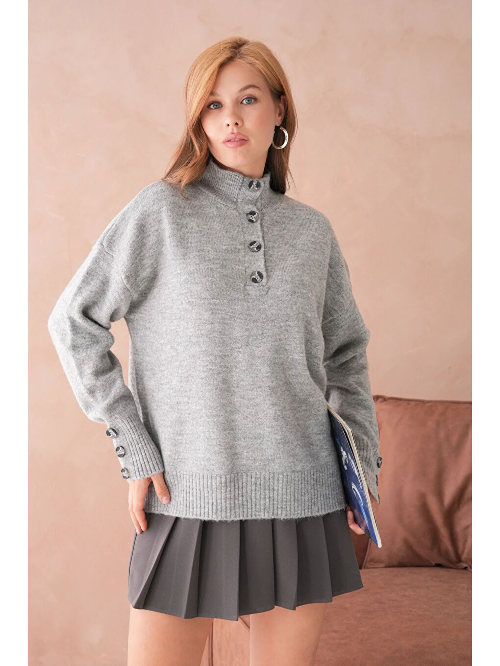 Gri Kadın Dik Yaka Kolları Düğme Detaylı Yumuşak Dokulu Şardonlu Triko Kazak-1