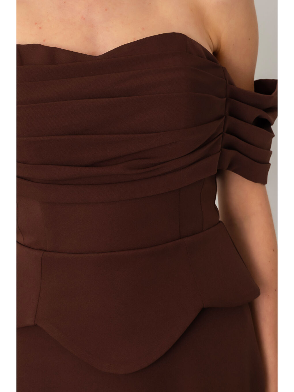 Kadın Kahverengi Kayık Yaka Peplum Detay Uzun Balık Abiye-3