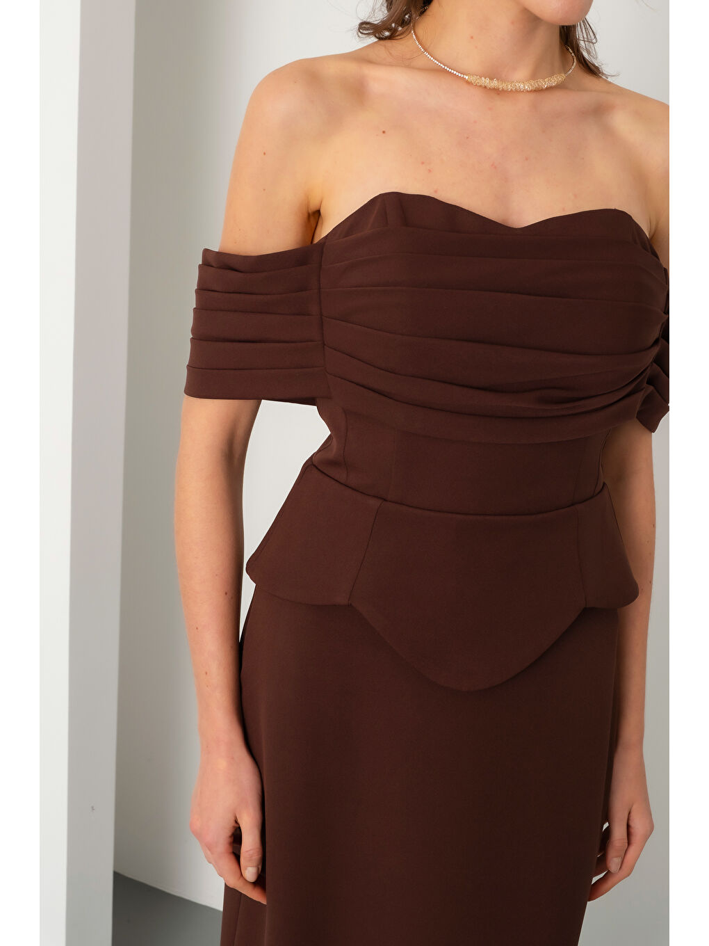 Kadın Kahverengi Kayık Yaka Peplum Detay Uzun Balık Abiye-4