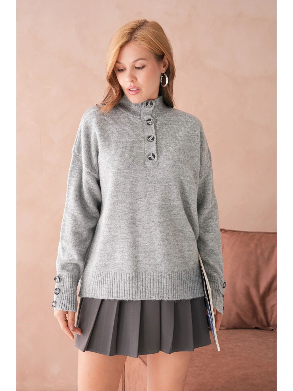Gri Kadın Dik Yaka Kolları Düğme Detaylı Yumuşak Dokulu Şardonlu Triko Kazak-2