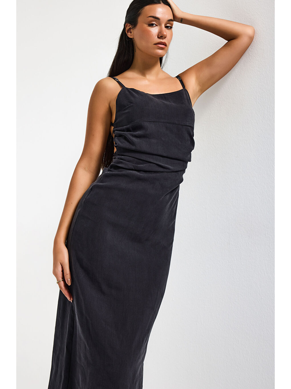 Kadın Siyah Renk s6-1 Maxi Boy Askılı Yırtmaçlı Özel Kumaş Elbise-1