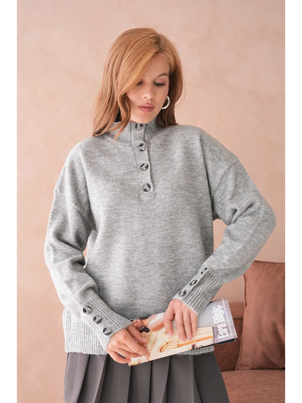 Gri Kadın Dik Yaka Kolları Düğme Detaylı Yumuşak Dokulu Şardonlu Triko Kazak-4