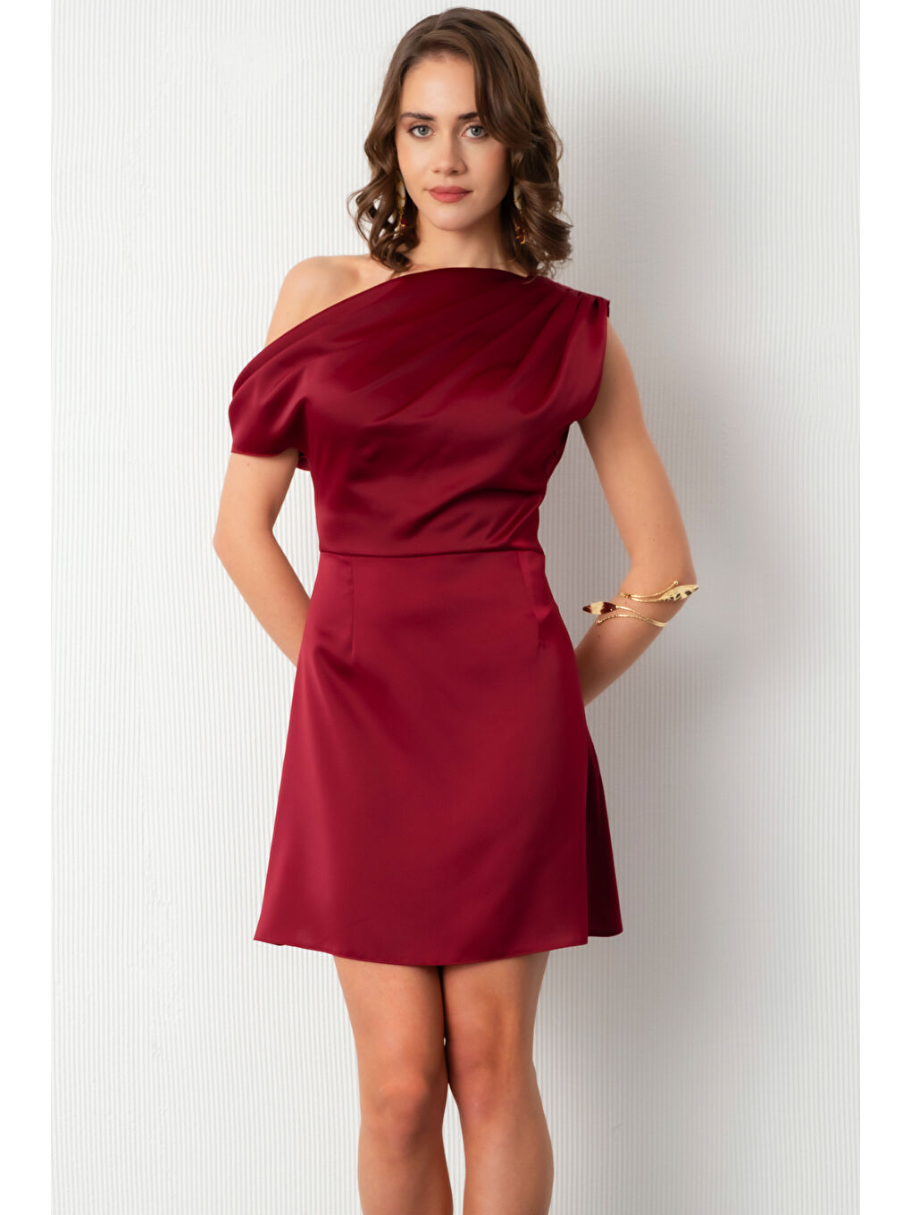 Kadın Bordo Degaje Yaka Mini Saten Mezuniyet Abiye Elbise-1