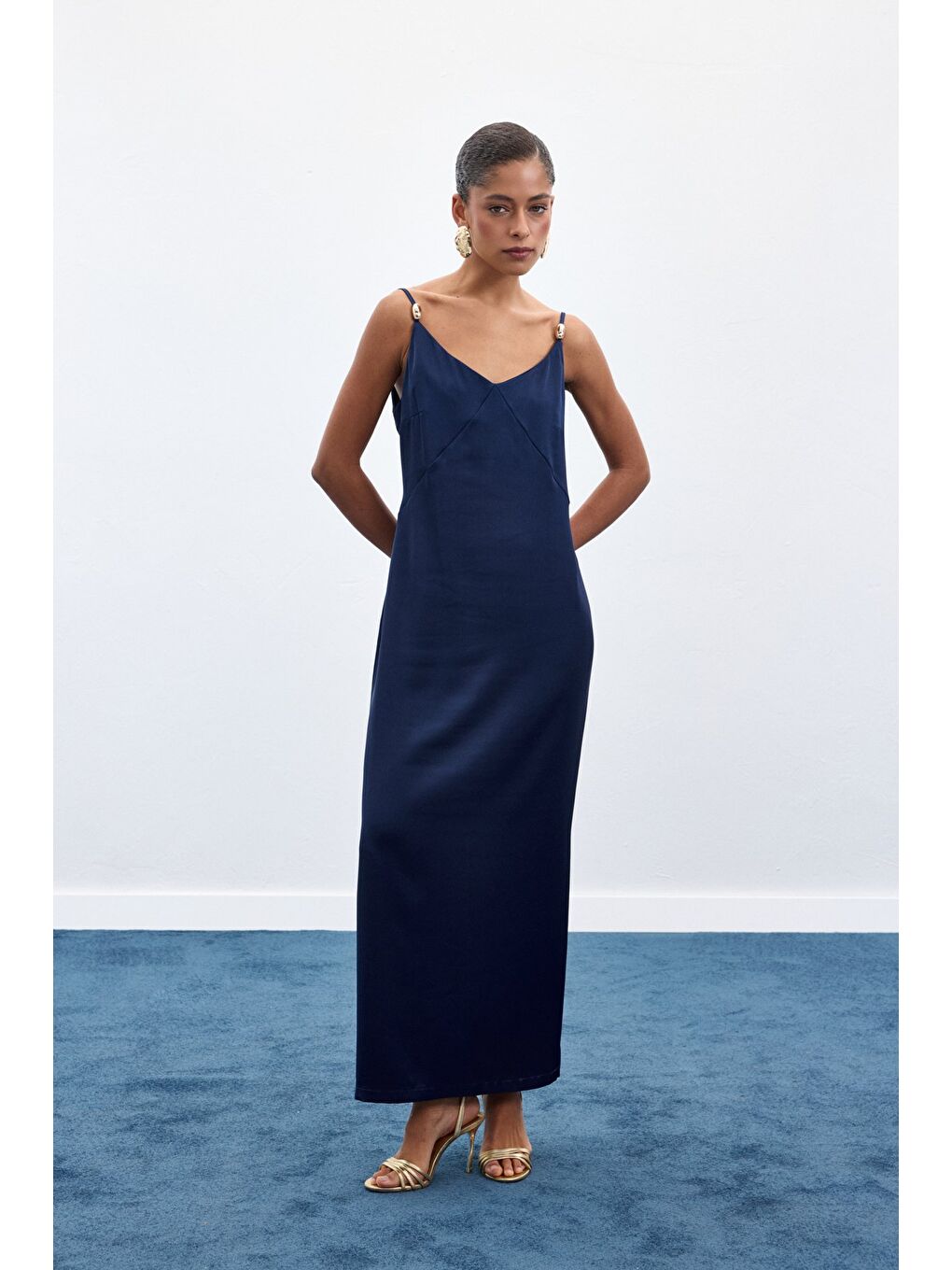 Aksesuar Detaylı Askılı Saten Elbise - Lacivert