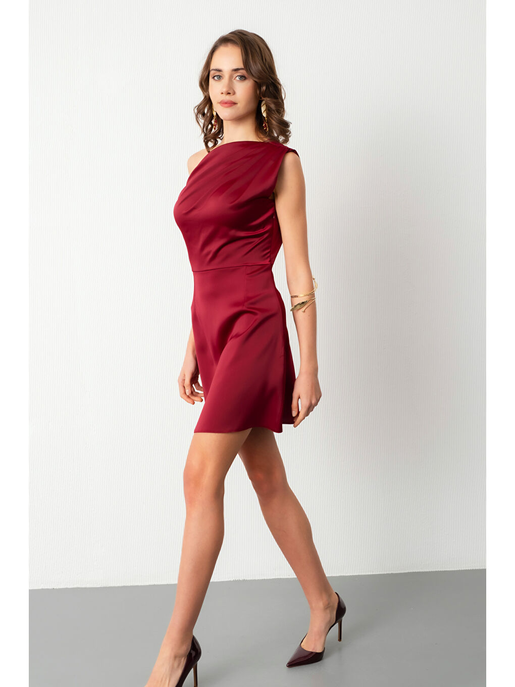 Kadın Bordo Degaje Yaka Mini Saten Mezuniyet Abiye Elbise-2