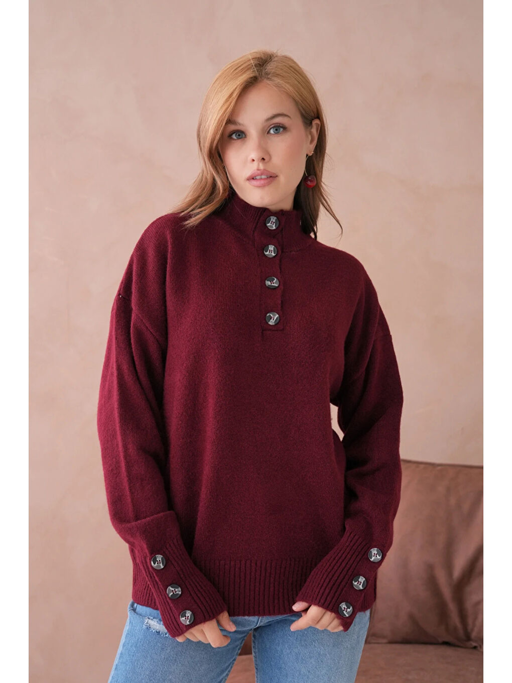 Bordo Kadın Dik Yaka Kolları Düğme Detaylı Yumuşak Dokulu Şardonlu Triko Kazak-1
