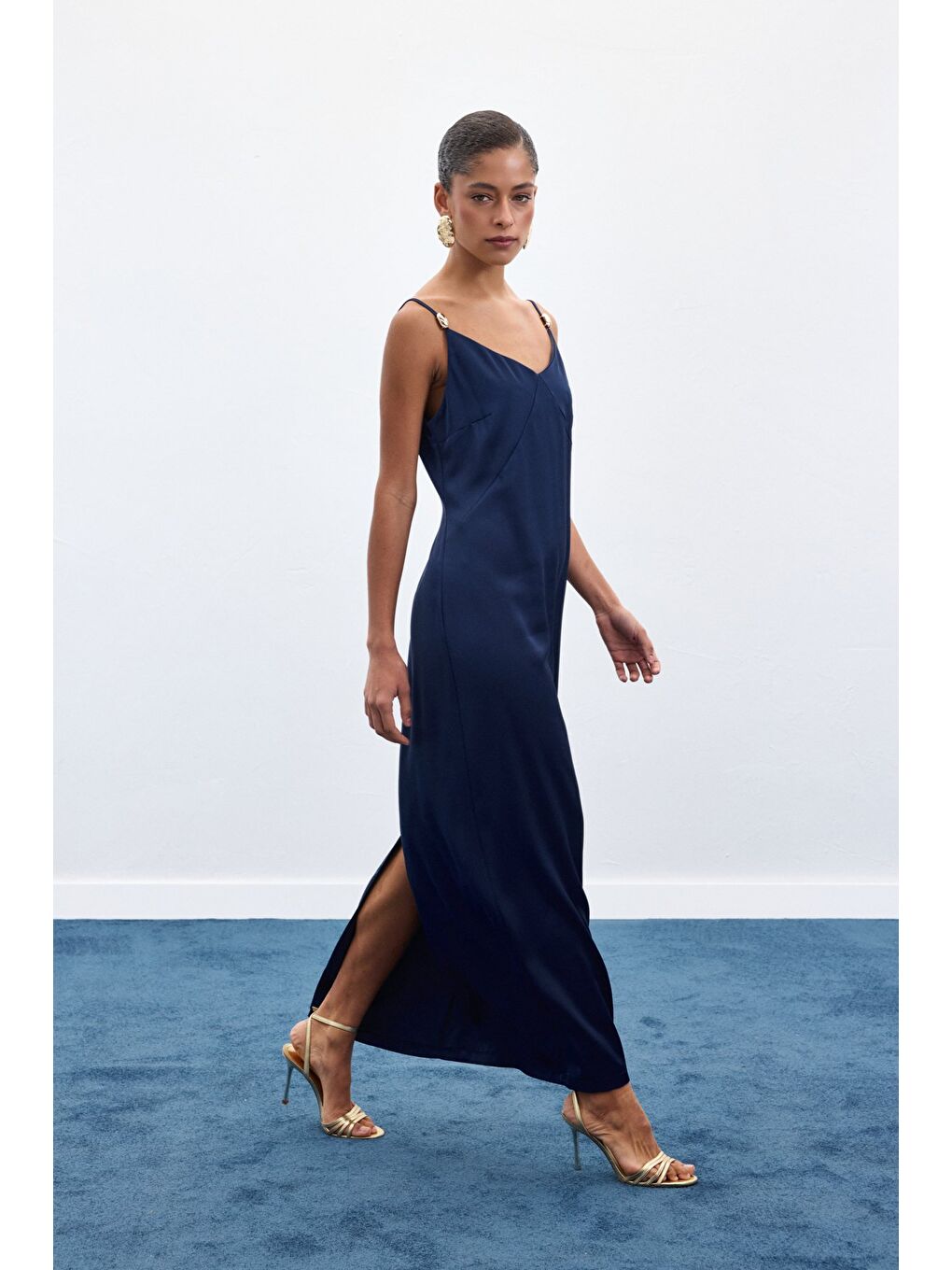 Aksesuar Detaylı Askılı Saten Elbise - Lacivert-1