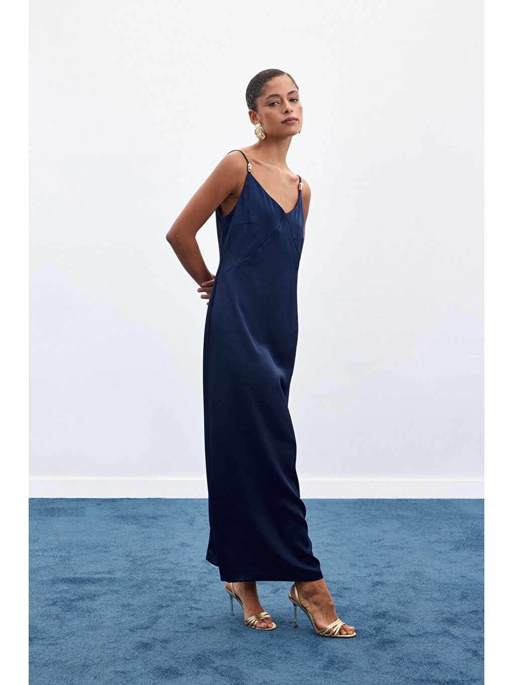 Aksesuar Detaylı Askılı Saten Elbise - Lacivert-2