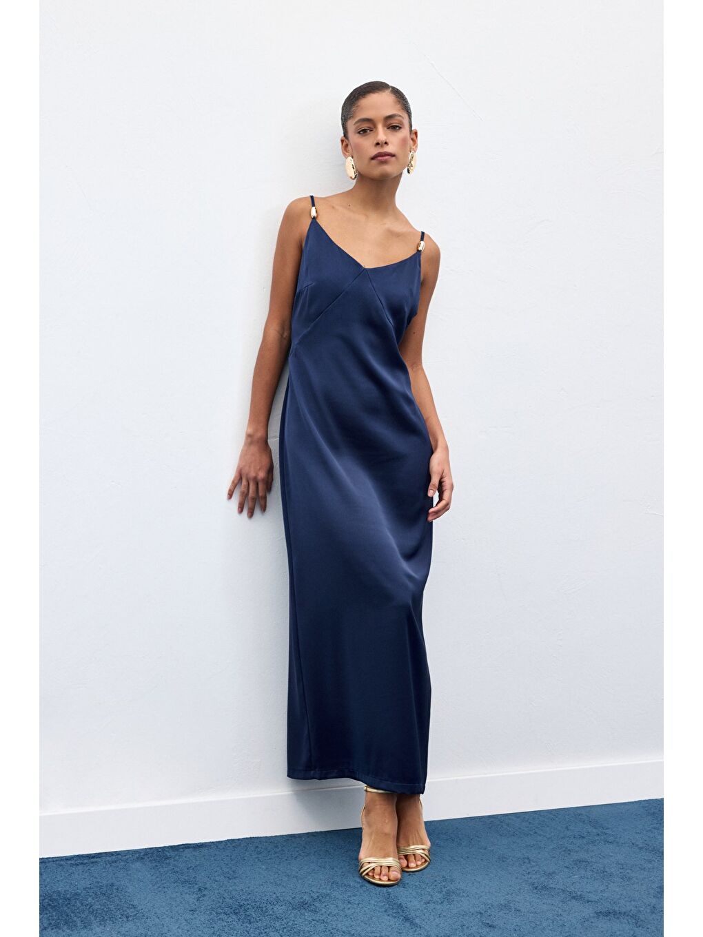 Aksesuar Detaylı Askılı Saten Elbise - Lacivert-3