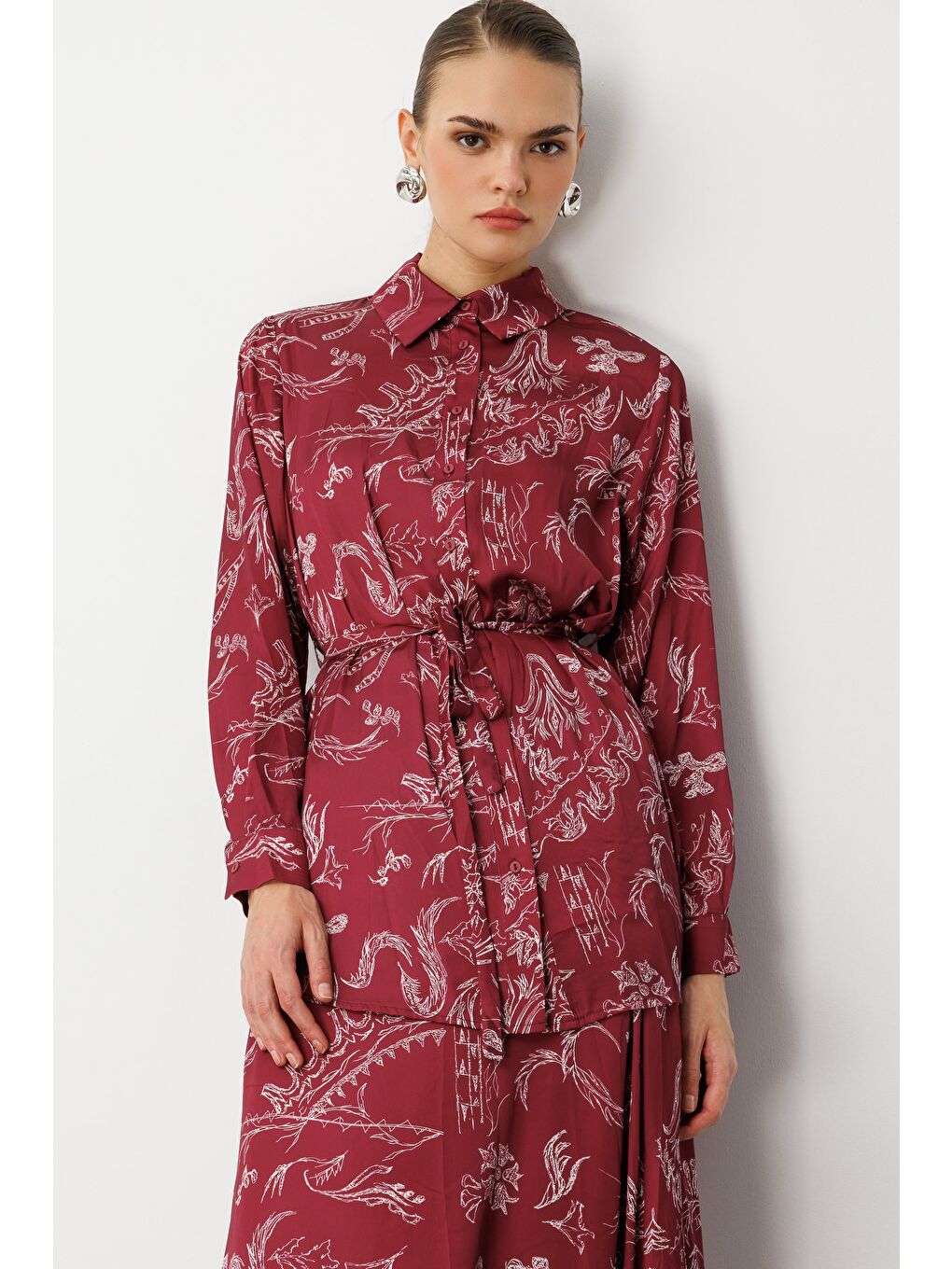 Bordo Desenli Kuşaklı Saten Uzun Gömlek Tunik-4