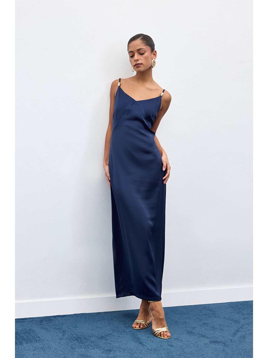 Aksesuar Detaylı Askılı Saten Elbise - Lacivert-4