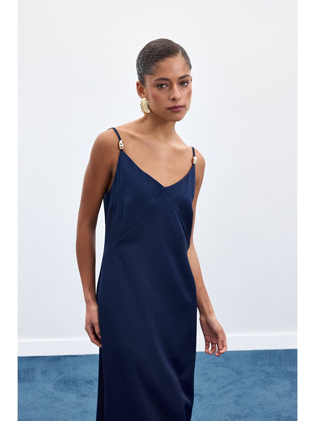 Aksesuar Detaylı Askılı Saten Elbise - Lacivert-5
